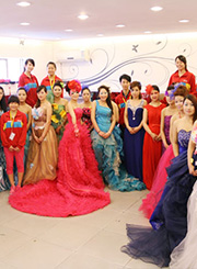 学生与自己的化妆作品