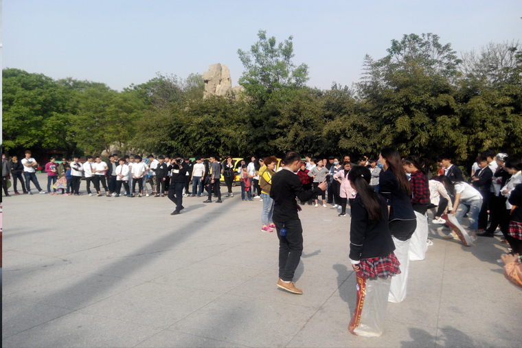 公园团队协作拓展训练