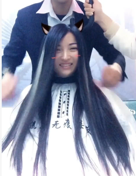 70后阿姨接完长发，一秒变身90后女神，谁看了都移不开眼！